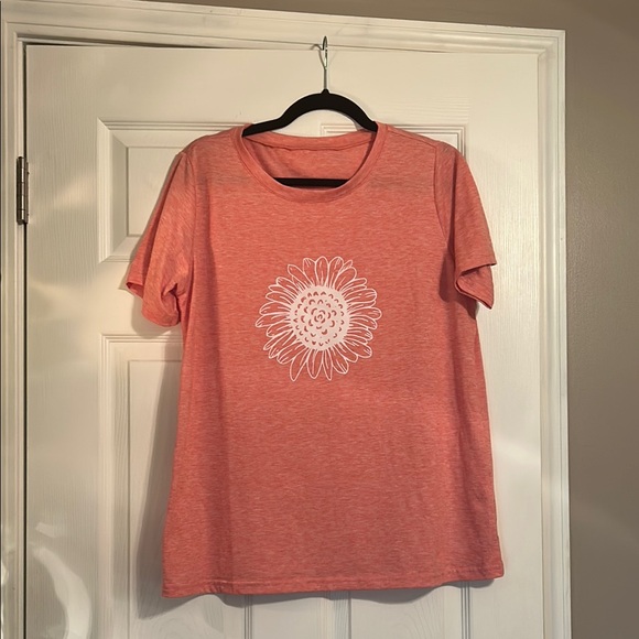 Tops - NWOT Coral Graphic Tee